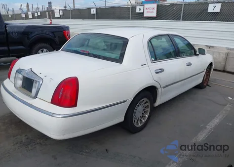 2002 Lincoln Town Car Signature from USA, damaged, VIN 1LNHM82W42Y656838